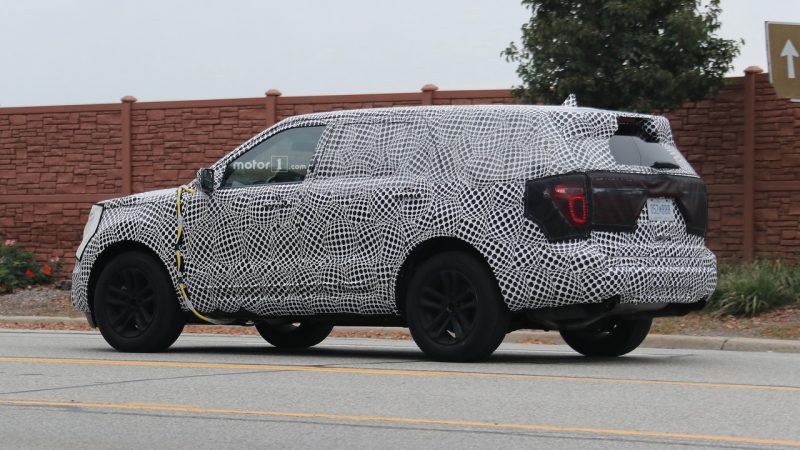 2019-ford-explorer-spy-shots-crankshaft-3