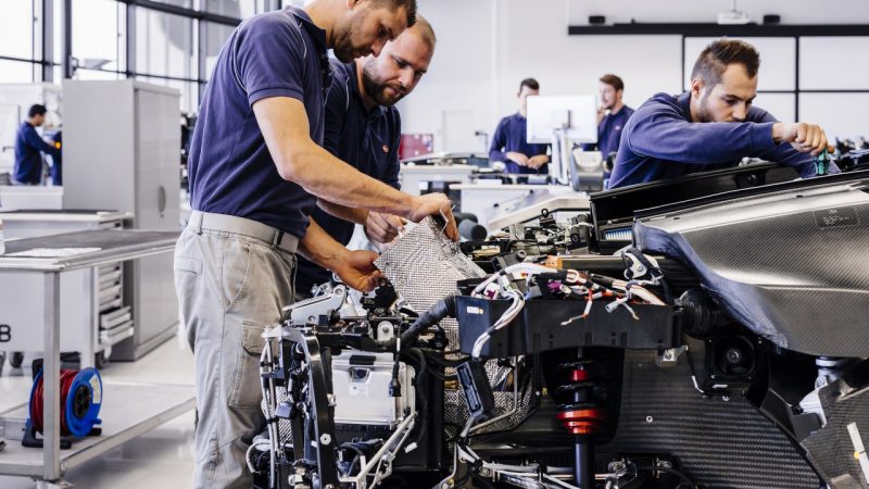 2017-bugatti-chiron-production-at-molsheim-factory-CRANKSHAFT (10)