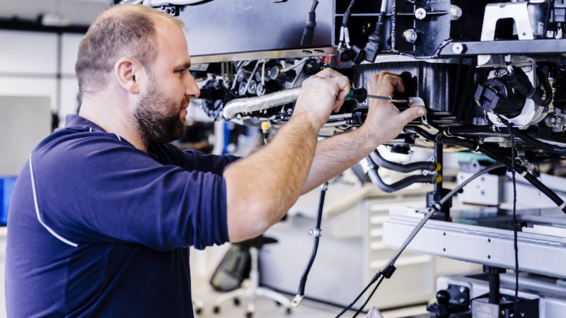 2017-bugatti-chiron-production-at-molsheim-factory-CRANKSHAFT (14)