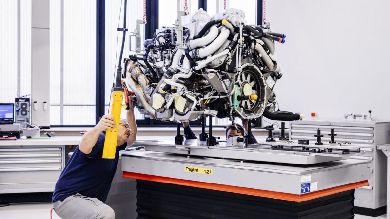 2017-bugatti-chiron-production-at-molsheim-factory-CRANKSHAFT (4)