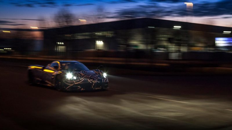 pagani-huayra-roadster-teلaser