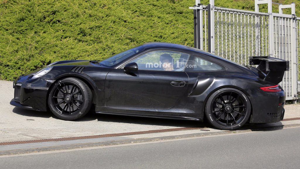 2018-porsche-911-gt2-spy-photo-crankshaft (4)