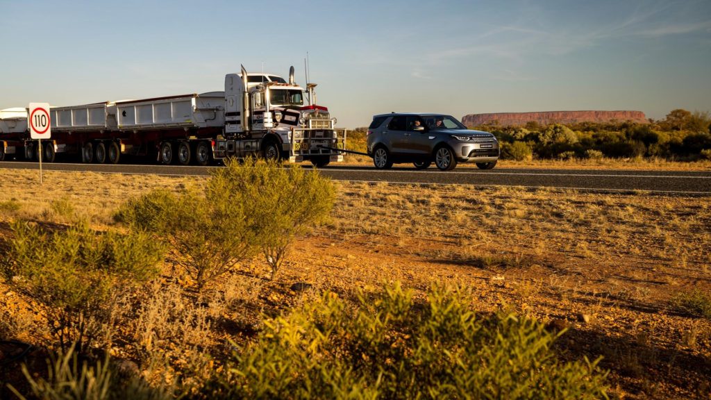 2018-land-rover-discovery-tows-110-ton-road-train (1)