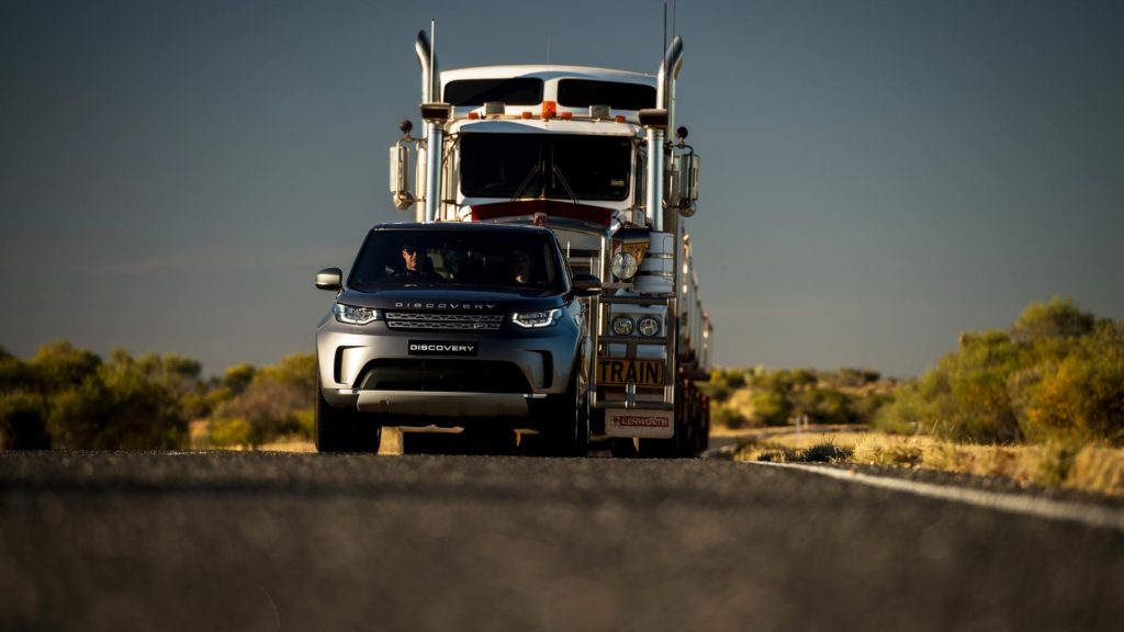 2018-land-rover-discovery-tows-110-ton-road-train (3)