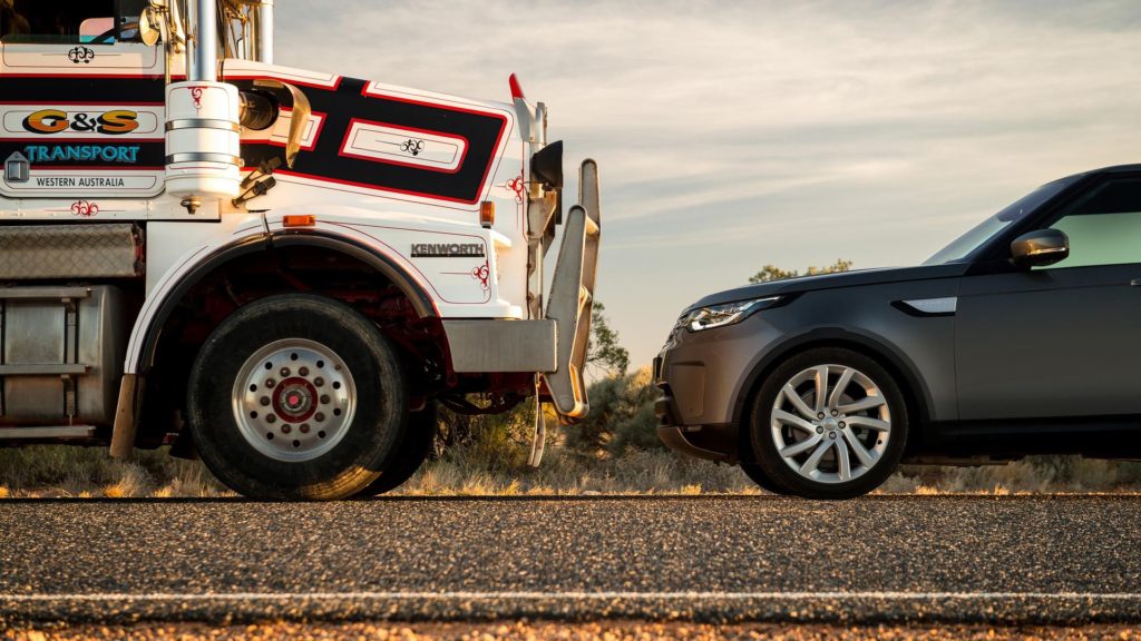 2018-land-rover-discovery-tows-110-ton-road-train (4)