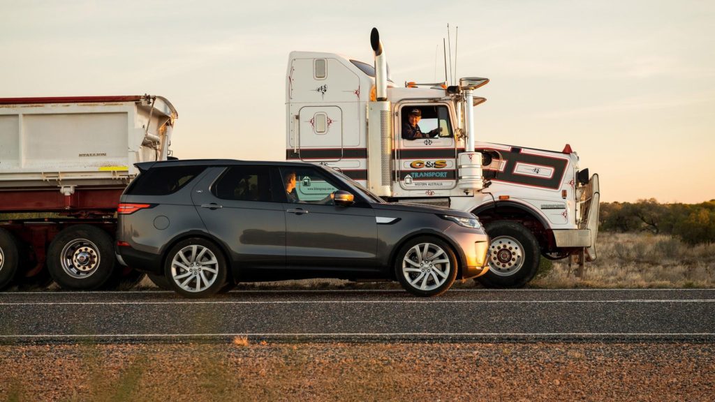 2018-land-rover-discovery-tows-110-ton-road-train (5)